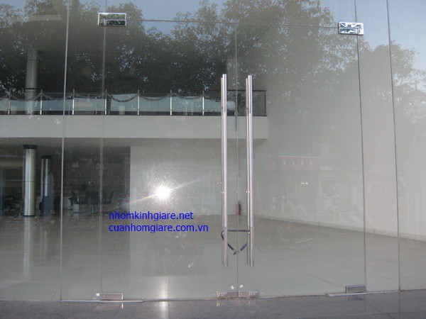 Cửa kính cường lực có an toàn không