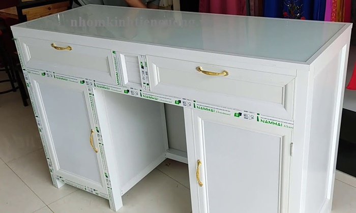 Mẫu bàn vi tính trang điểm nhôm kính đẹp