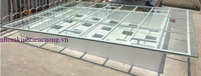 Mái che giếng trời bằng kính cường lực 4