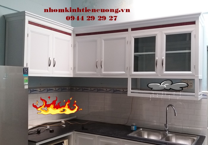 Tủ bếp nhôm kính màu trắng sứ 3