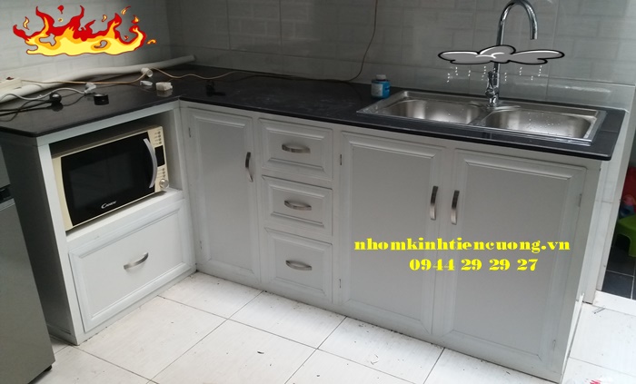 Tủ bếp nhôm kính màu trắng sứ 2