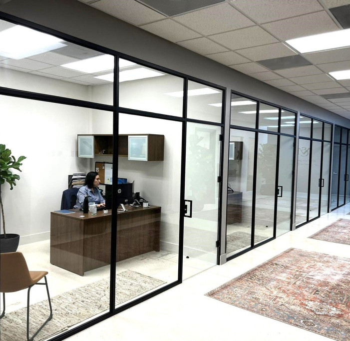 Vách kính cường lực 1