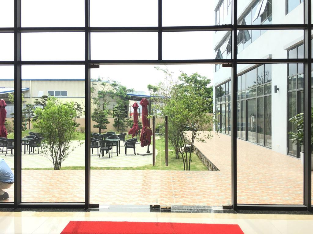 Cửa đi kính cường lực 2