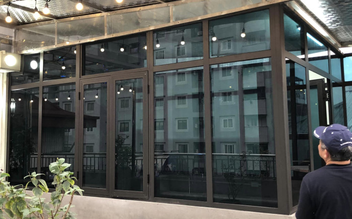 Cửa nhôm kính cường lực 2