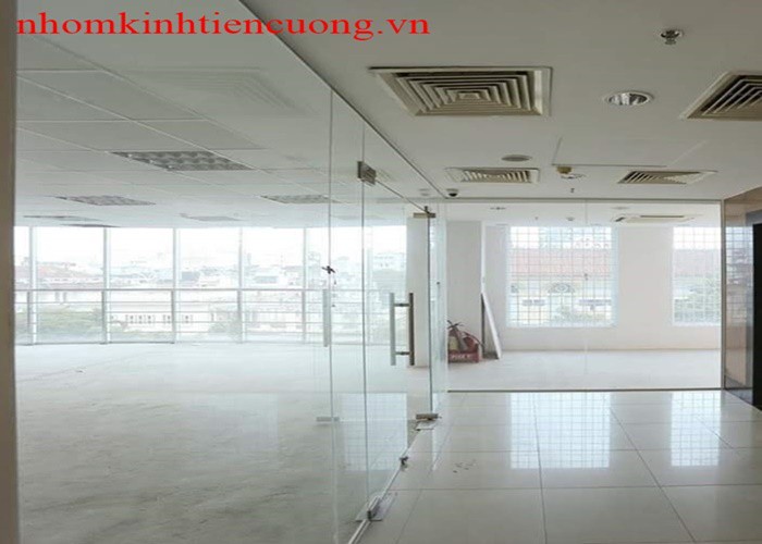 Cửa đi kính cường lực 3