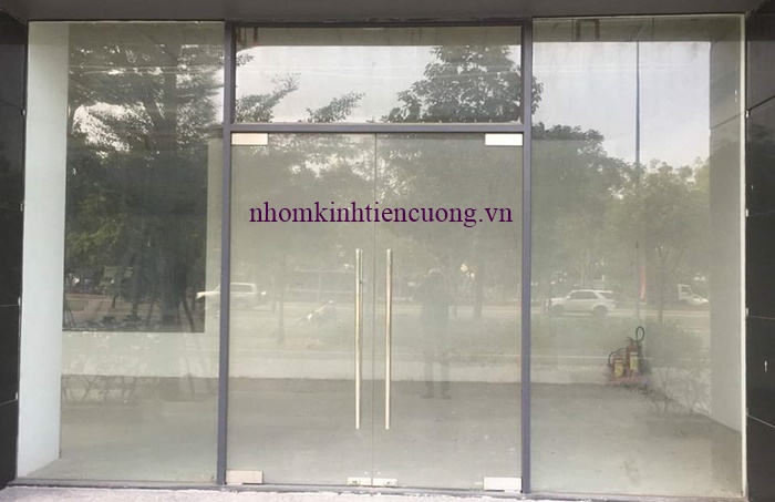 Cửa kính cường lực bản lề sàn