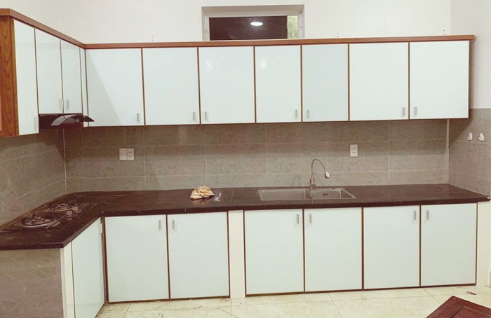 Mẫu tủ bếp nhôm kính chữ L 7