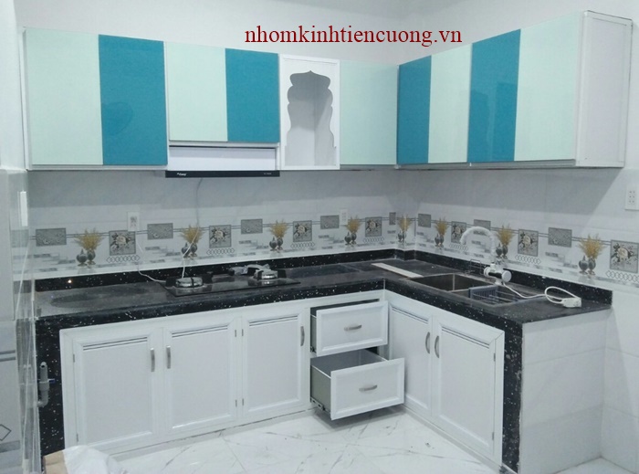 Tủ bếp nhôm kính chữ L 2