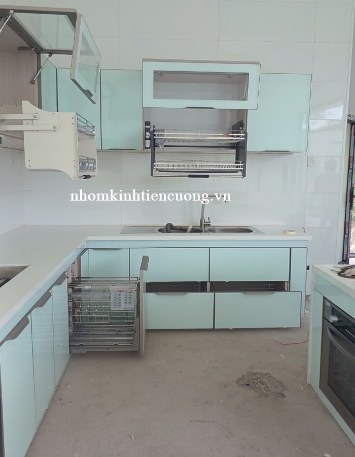 Tủ bếp nhôm kính màu trắng sứ 1