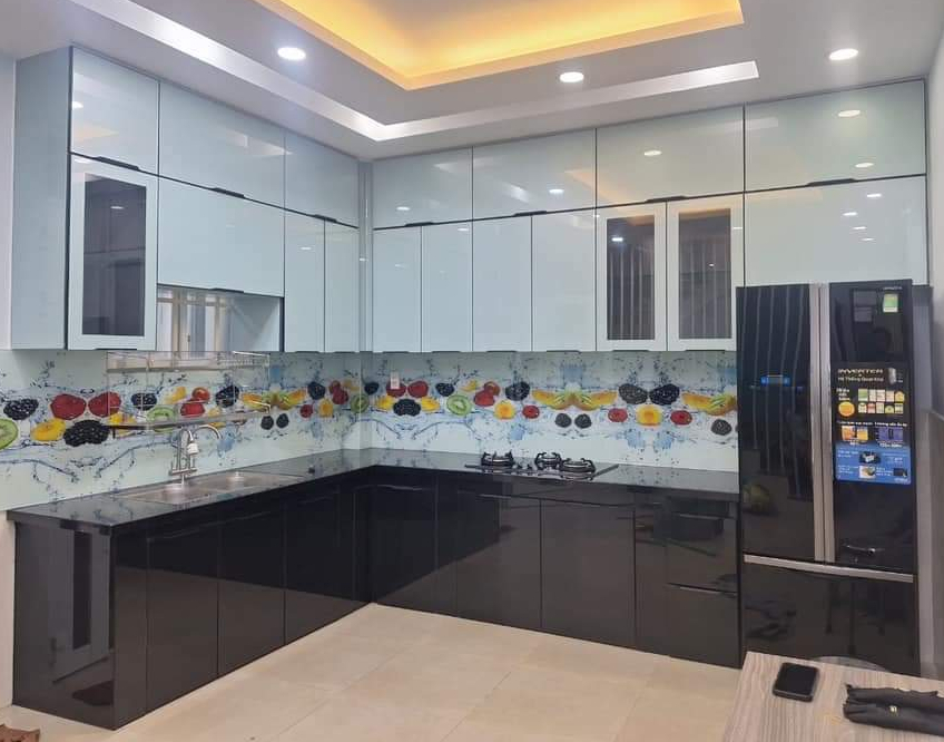 Tủ bếp nhôm kính màu trắng sứ
