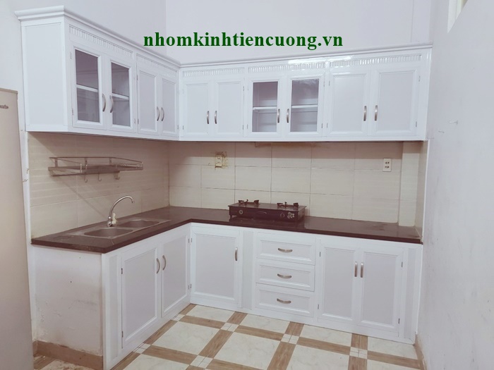 Tủ bếp nhôm kính màu trắng sứ 5
