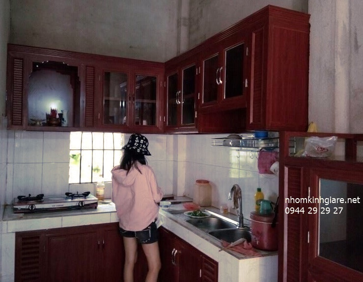 tủ bếp nhôm kính chữ l