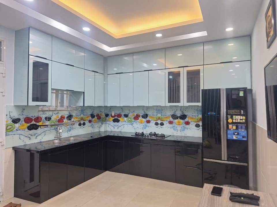 Mẫu kính màu ốp bếp đẹp