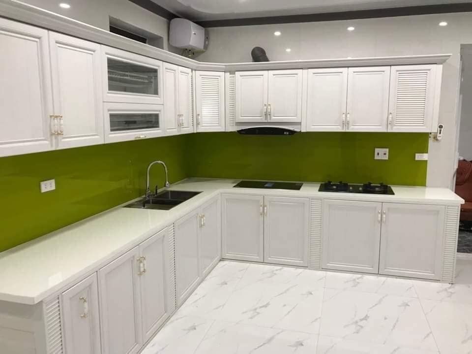 Mẫu kính màu ốp bếp