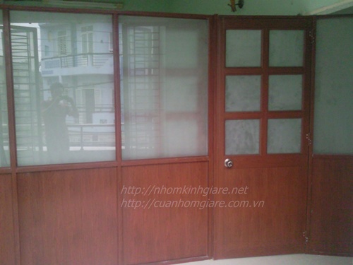 vach-ngan-phong-nhom-kinh-2.jpg