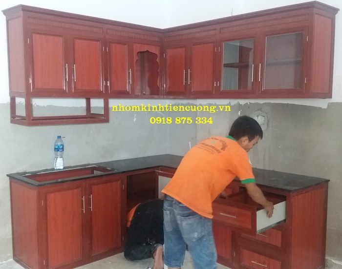 Làm tủ bếp nhôm kính 4