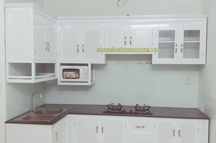 Bật mí cách chọn tủ bếp nhôm kính phù hợp phong thủy gia chủ 1