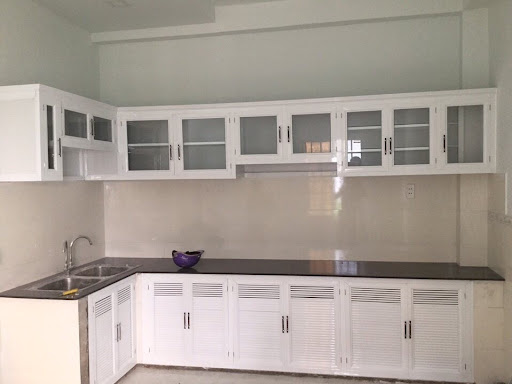 Mẫu tủ bếp chữ L nhôm kính đẹp 1