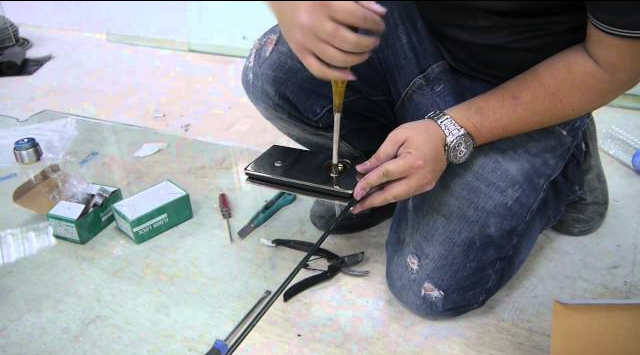 Lắp cửa kính cường lực 4