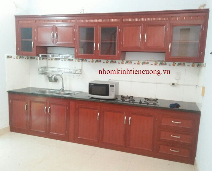 Nên lựa chọn tủ bếp nhôm trắng tĩnh điện hay tủ bếp nhôm vân gỗ